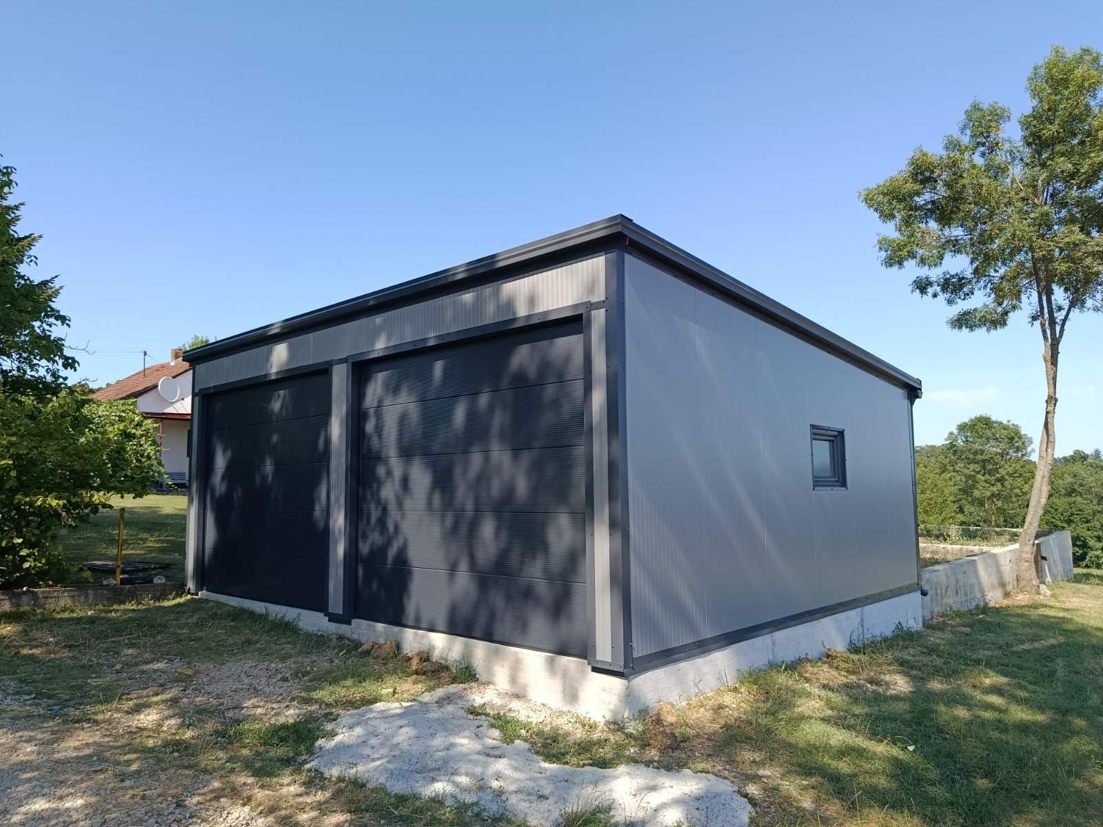 Montažna garaža u izradi